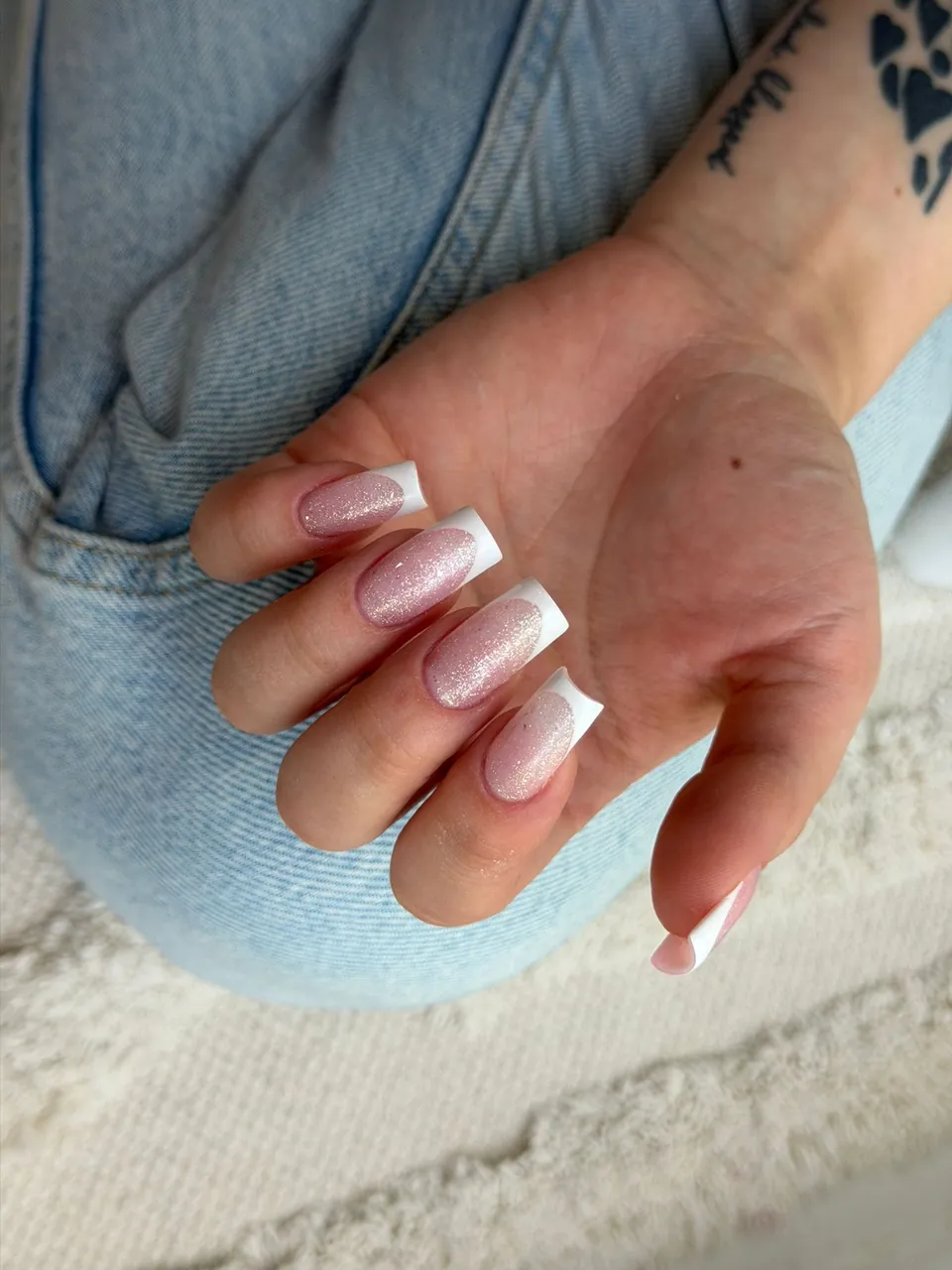 Stylizacja paznokci: rozowo-biale french ombre